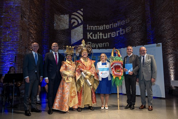 Finanz- und Heimatminister Albert Füracker übergibt Urkunden zur Aufnahme in das Bayerische Landesverzeichnis des Immateriellen Kulturerbes