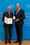 Finanz- und Heimatminister verleiht Verdienstkreuz am Bande an Prof. Dr. Hugo Segerer (Regensburg)