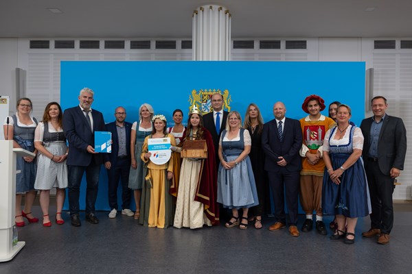 Finanz- und Heimatminister Albert Füracker übergibt Urkunden zur Aufnahme in das Bayerische Landesverzeichnis des Immateriellen Kulturerbes