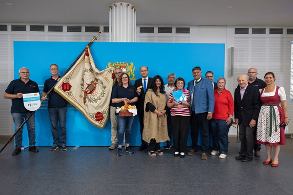 Finanz- und Heimatminister Albert Füracker übergibt Urkunden zur Aufnahme in das Bayerische Landesverzeichnis des Immateriellen Kulturerbes