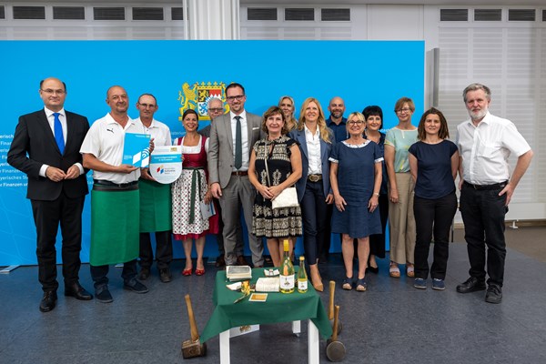 Finanz- und Heimatminister Albert Füracker übergibt Urkunden zur Aufnahme in das Bayerische Landesverzeichnis des Immateriellen Kulturerbes