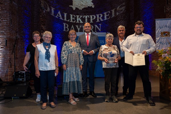 Finanz- und Heimatminister Albert Füracker übergibt „Dialektpreis Bayern“ an die Dialektgruppe des Männergesangvereins 1906 Erlabrunn e. V.