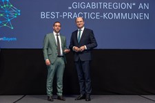 Finanz- und Heimatminister Albert Füracker verleiht beim Gigabittag in Regensburg das Siegel „Gigabitregion“