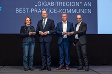 Finanz- und Heimatminister Albert Füracker verleiht beim Gigabittag in Regensburg das Siegel „Gigabitregion“