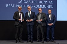 Finanz- und Heimatminister Albert Füracker verleiht beim Gigabittag in Regensburg das Siegel „Gigabitregion“