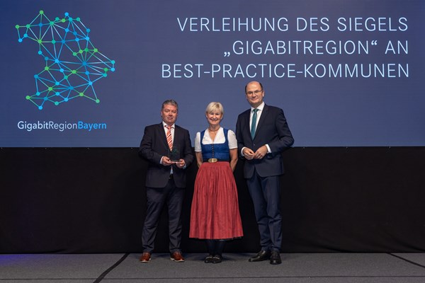 Finanz- und Heimatminister Albert Füracker verleiht beim Gigabittag in Regensburg das Siegel „Gigabitregion“