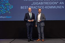 Finanz- und Heimatminister Albert Füracker verleiht beim Gigabittag in Regensburg das Siegel „Gigabitregion“