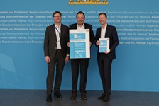 Staatssekretär Martin Schöffel übergibt Förderbescheid nach der Heimat-Digital-Regional-Förderrichtlinie an