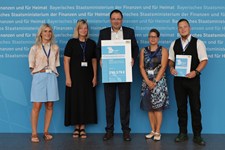 Staatssekretär Martin Schöffel übergibt Förderbescheid nach der Heimat-Digital-Regional-Förderrichtlinie an