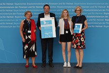 Staatssekretär Martin Schöffel übergibt Förderbescheid nach der Heimat-Digital-Regional-Förderrichtlinie an
