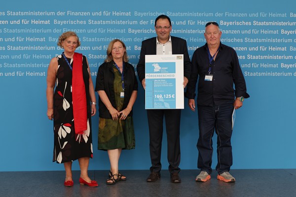 Staatssekretär Martin Schöffel übergibt Förderbescheid nach der Heimat-Digital-Regional-Förderrichtlinie an