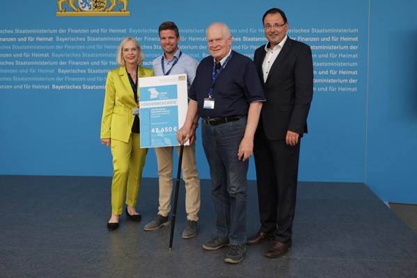 Staatssekretär Martin Schöffel übergibt Förderbescheid nach der Heimat-Digital-Regional-Förderrichtlinie an