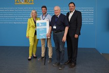 Staatssekretär Martin Schöffel übergibt Förderbescheid nach der Heimat-Digital-Regional-Förderrichtlinie an