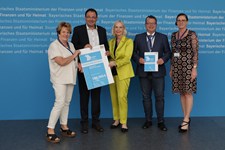 Staatssekretär Martin Schöffel übergibt Förderbescheid nach der Heimat-Digital-Regional-Förderrichtlinie an