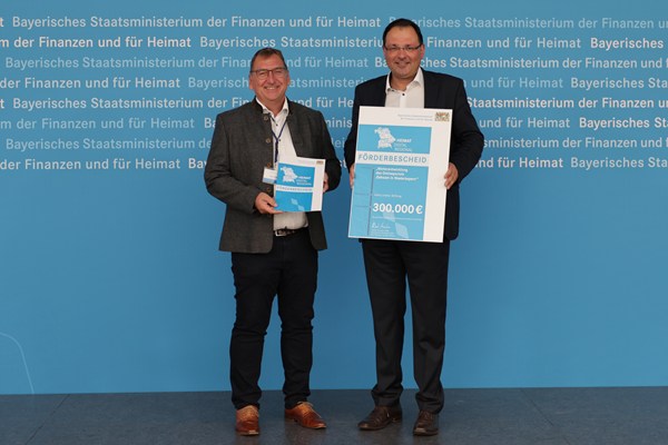 Staatssekretär Martin Schöffel übergibt Förderbescheid nach der Heimat-Digital-Regional-Förderrichtlinie an