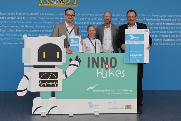 Staatssekretär Martin Schöffel übergibt Förderbescheid nach der Heimat-Digital-Regional-Förderrichtlinie an